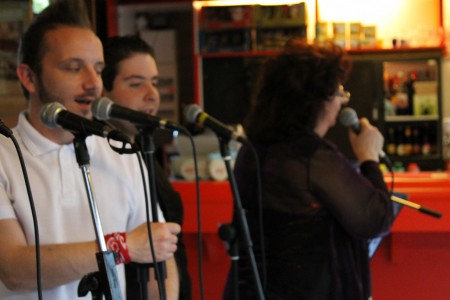 Christophe et Thomas en choristes accompagnant Marie